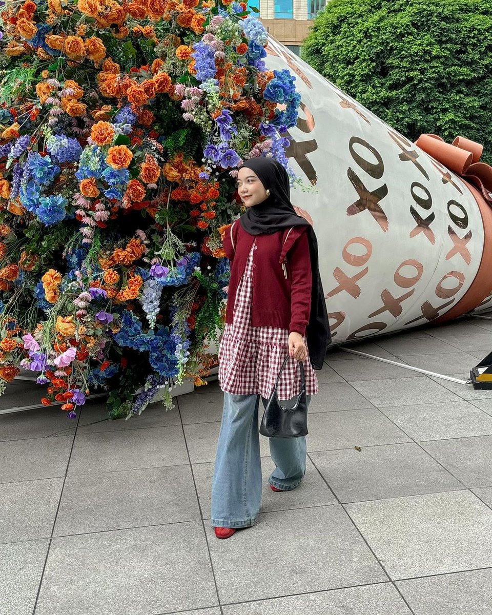 letsgooo67's tweet photo. lagi trend banget outfit yang di tumpuk-tumpuk/layering gini, wajib coba sih ini tema nya "DRESS OVER JEANS OUTFIT" ‼️

thread - https://t.co/7ynbsmjEXI