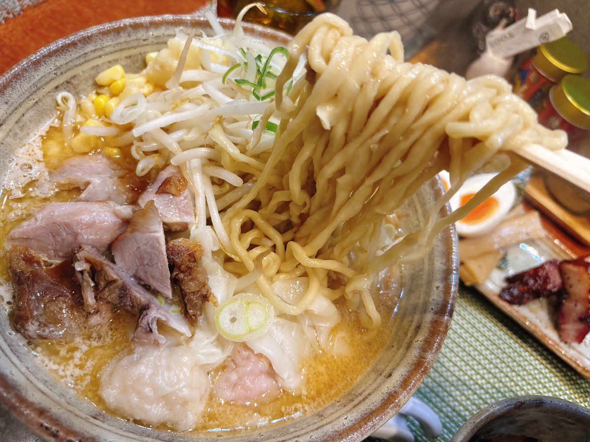 EMINEM49915840's tweet photo. 千歳烏山にて、らーめん梶原🍜[限定]特製味噌らーめん+大盛り+炙りチャーシュー丼🍥　
　
早退メーン💫
久々のらーめん梶原さんへ🦖🐾💨💨
甘めの白味噌に自家製縮れ手揉み麺が最高💯
途中、生姜🫚boostでこれまた美味い😍👍
特製の炭火チャーシューも厚切りでGOOD🎊
炙りチャーシュー丼も🥩もタレも絶品でした🏅
店内お洒落だし、接客も良かったです✨
ご馳走様でした🎵
#千歳烏山ラーメン