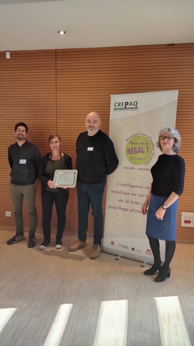 ZolaCollege's tweet photo. Le collège Émile Zola est investi depuis de nombreuses années dans la lutte contre le gaspillage alimentaire. Ces actions sont saluées #ceremonie remise des prix #trophee du Regal Nouvelle Aquitaine 🙏#CREPAQ https://t.co/SWxEnPFnw1