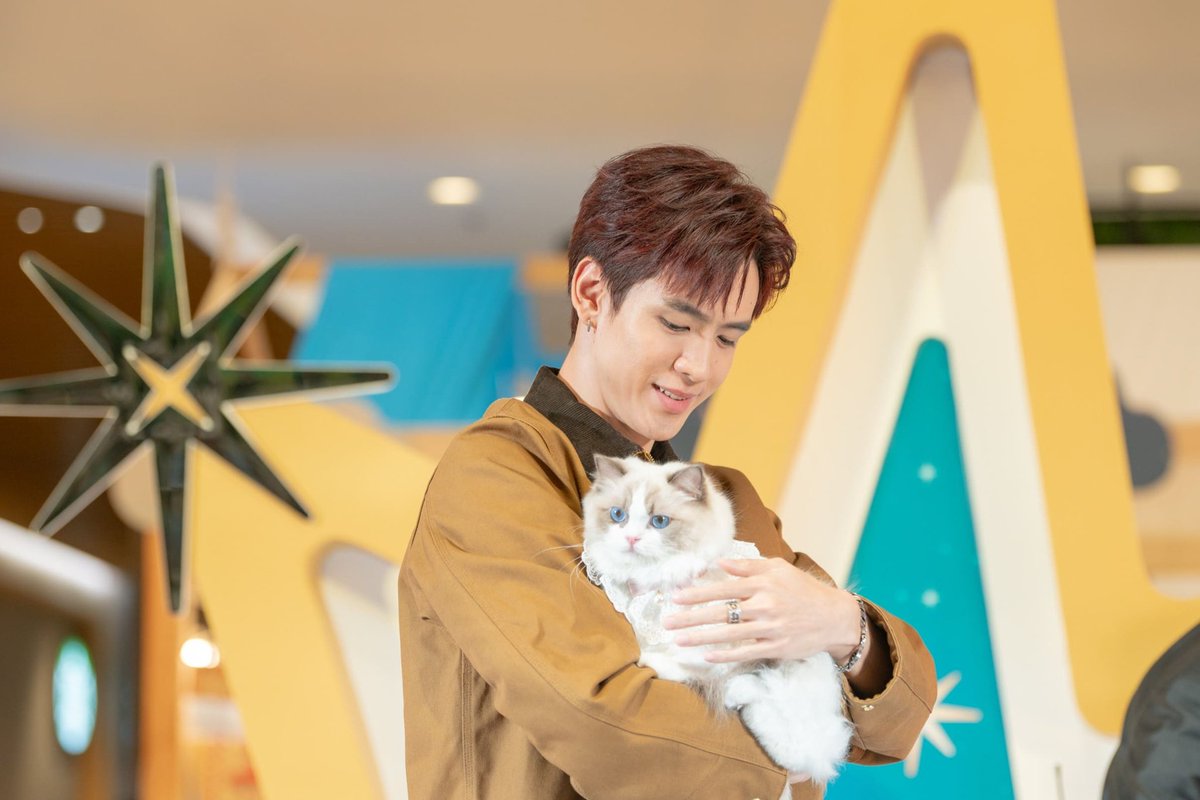 Yloveyouchannel's tweet photo. “ฟิล์ม – ธนภัทร” ร่วมสัมผัสความสุขในงาน “CHILL AT THE PARQ 2025”เทศกาล กิน ดื่ม ช้อป ประจำปี เพื่อคุณและสัตว์เลี้ยงที่ เดอะ ปาร์ค
🔻https://t.co/9WTH8CKvUS
#CHILLATTHEPARQ2025 #ThePARQ #LifeWellBalanced #StarsOfJoy #filmthanapat https://t.co/Oyxxwsqn2v