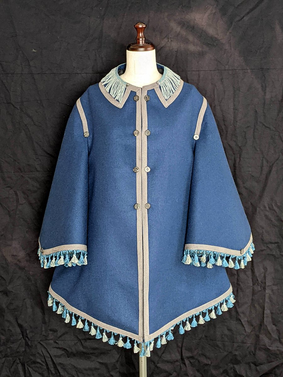 rrr00129's tweet photo. 【150年前のケープを縫ったら、優勝した】

こちらは1870年にフランスでつくられた「ヴィジット」という上着

ケープとジャケットが合体したような不思議な構造です

骨董屋で2万円くらいで投げ売りされており、丁寧に分解して型紙を起こし縫いあげました

そしたらまぁ、かわいい子ができたよ