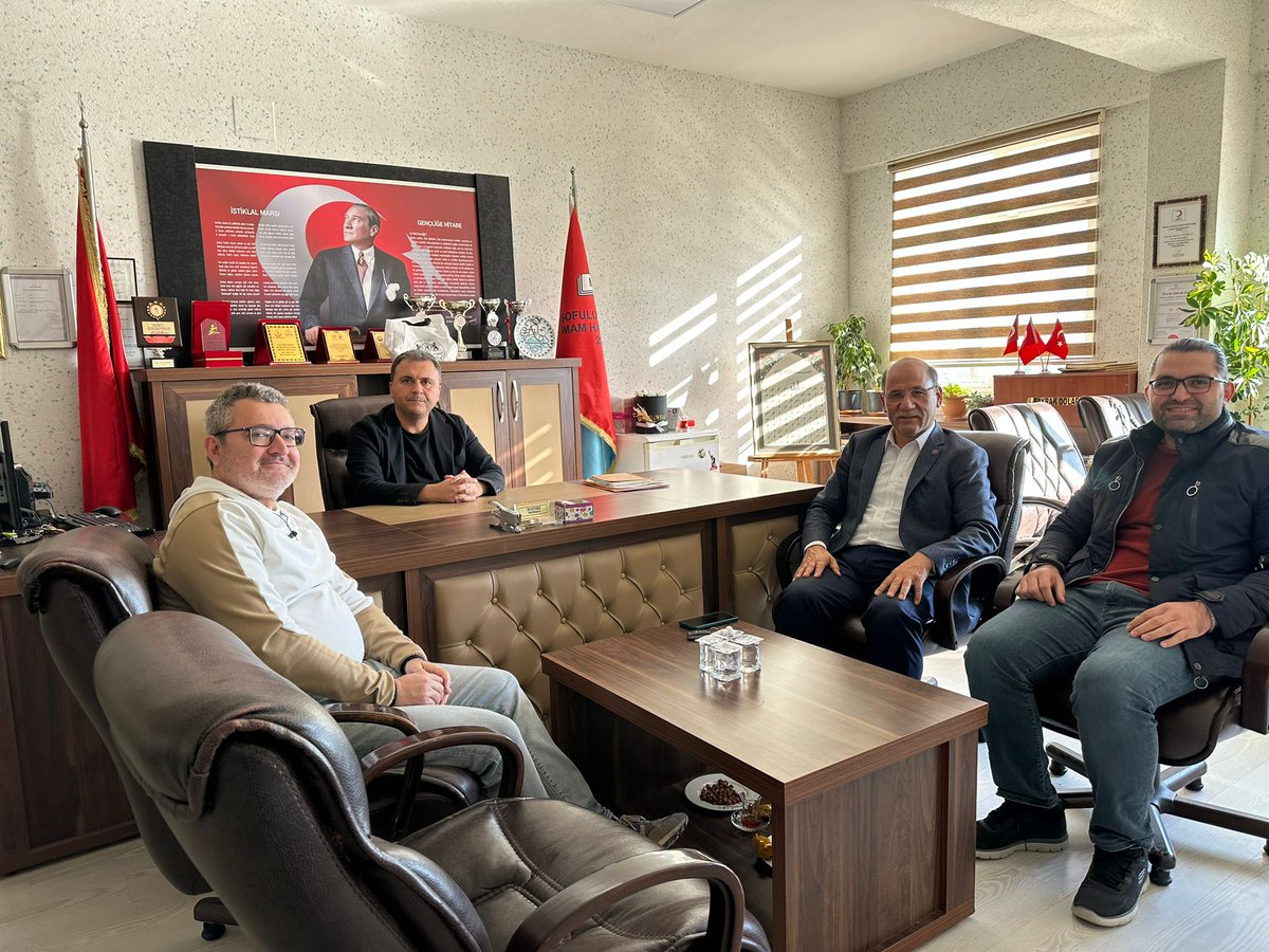 Seni hergün başka biri yapmaya çalışan bir dünyada ,kendin kalabilmek cesaret ister. Kendi rüyalarına sadık kalmak. Kendi özüne sadık olmak. Kendi hayallerine sadık olmak. Başkalarından alkış almak,aferin almak için yaşamamak.
Birlikte omuz omuza mücadele ettiğimiz dava ve yol