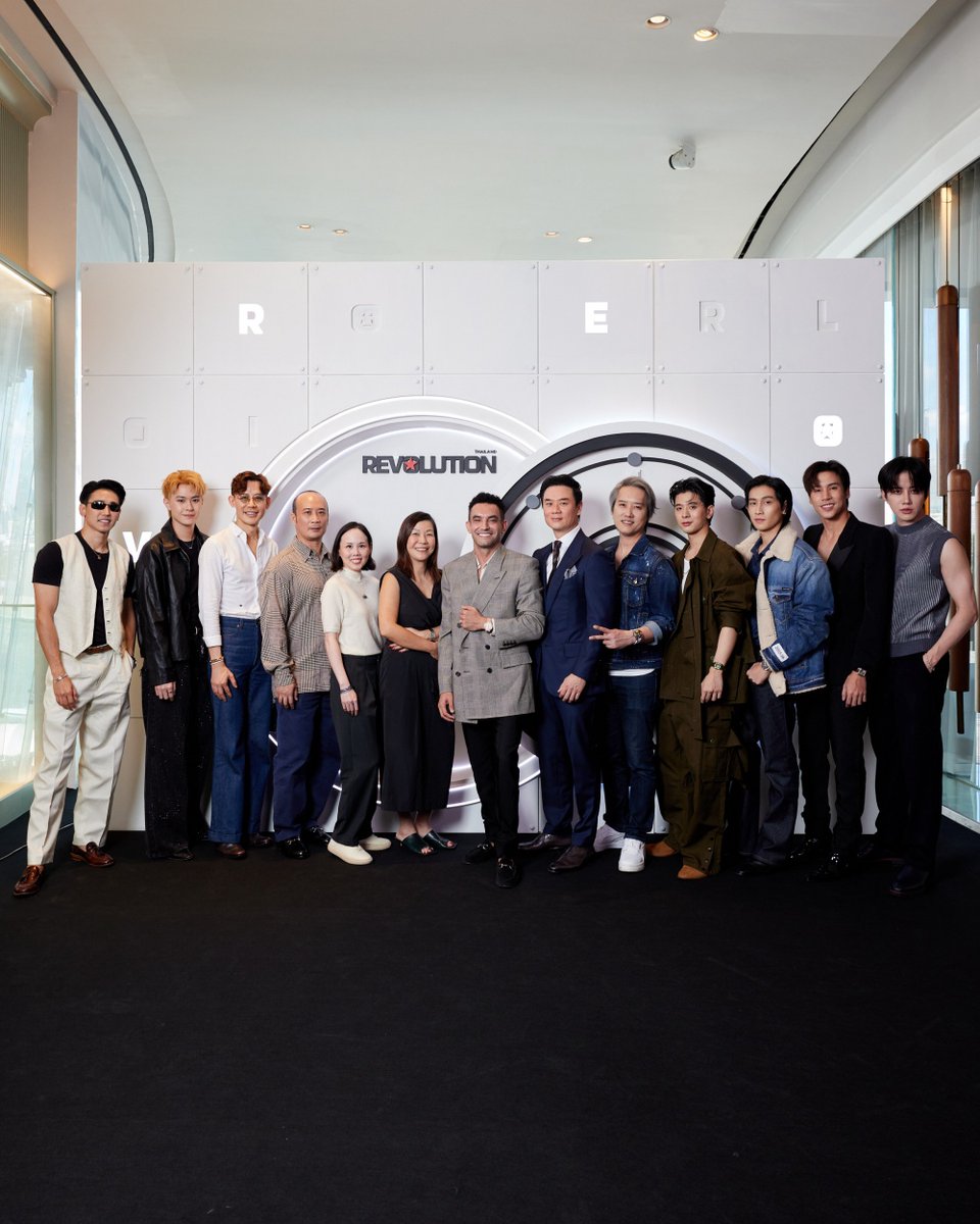 around_ent's tweet photo. วงการสื่อคึกคัก เจษฎ์ - ไบเบิ้ล - ไมค์ - ก็อต – แจ็คกี้ – ปอร์เช่ พร้อมทัพดารา ร่วมงานเปิดตัว Revolution Thailand นิตยสารเพื่อคนรักนาฬิกาสัญชาติสิงคโปร์
อ่านข่าวเพิ่มเติม
📍https://t.co/9iXm3Q0pib
#RevolutionThailand #RevoWatchThai
#Digizen #KOLManagement
#TimetoTell #BluebyAlainDucasse
สำหรับ ‘Revolution Magazine’ เป็นนิตยสารที่เกี่ยวกับนาฬิกาหรูและวัฒนธรรมของการสะสมนาฬิกา ก่อตั้งขึ้นในประเทศสิงคโปร์ตั้งแต่ปี 2005 โดย ‘Wei Koh’ และ ‘Bruce Lee’ มีจุดเริ่มต้นจากความชื่นชอบและหลงใหลนาฬิกาของทั้งคู่ โดยเน้นนำเสนอเนื้อหาคุณภาพสูงเกี่ยวกับอุตสาหกรรมนาฬิกา ตั้งแต่การออกแบบ เทคโนโลยีเบื้องหลัง ไปจนถึงเรื่องราวของแบรนด์และบุคคลสำคัญในวงการ ปัจจุบันมีการตีพิมพ์ถึง 6 ภาษาใน 12 เวอร์ชัน และได้รับการยอมรับว่าเป็นสื่อชั้นนำสำหรับผู้หลงใหลในนาฬิกา โดยนำเสนอทั้งเนื้อหาเชิงเทคนิค ความงดงาม และไลฟ์สไตล์ที่เกี่ยวข้องกับโลกของนาฬิกาหรูและกลไกอันน่าทึ่ง
