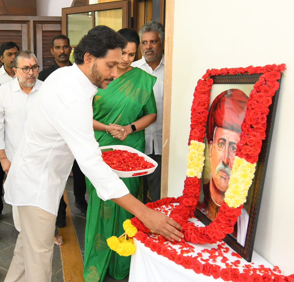 ysjagan's tweet photo. స్త్రీలకు విద్య ఎందుకు? అంటున్న  రోజుల్లో స్త్రీల కోసం పాఠశాలను ప్రారంభించి వారికి విద్యాబుద్ధులు నేర్పించిన గొప్ప సంఘ సంస్కర్త జ్యోతిరావు పూలేగారు. విద్య‌లో సంస్క‌ర‌ణ‌ల‌కు శ్రీకారం చుట్టిన ఆ మ‌హ‌నీయుడి వ‌ర్ధంతి సంద‌ర్భంగా నివాళులు. https://t.co/0wronlRcIf