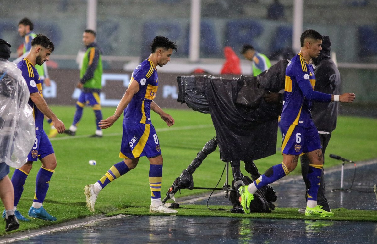 Era papelón, después hazaña y terminó en un mazazo difícil de digerir. El partido resume el último año (y pico) de Boca: un equipo ciclotímico que suele arrancar perdiendo, que pasa de victorias contundentes en la Bombonera a arrastrarse de visitante, con expulsiones