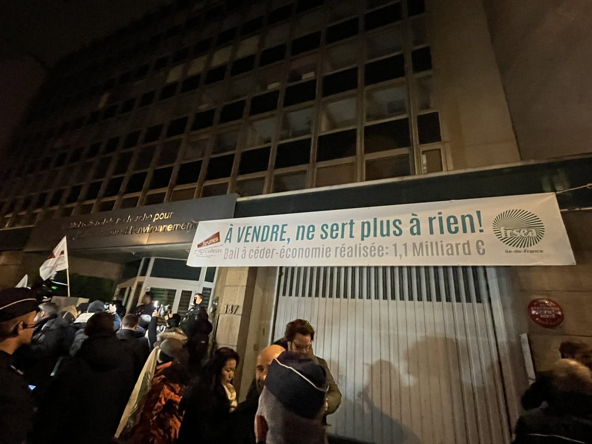 FrseaIDF's tweet photo. Opération coup de poing 👊 en cours des agriculteurs franciliens devant l’INRAE 📢📢 donnez-nous les moyens de travailler ! 
@FrseaIDF @JAregionIDF 
Retrouvons nos moyens de production, stop aux entraves ! https://t.co/RczCRBHZyF