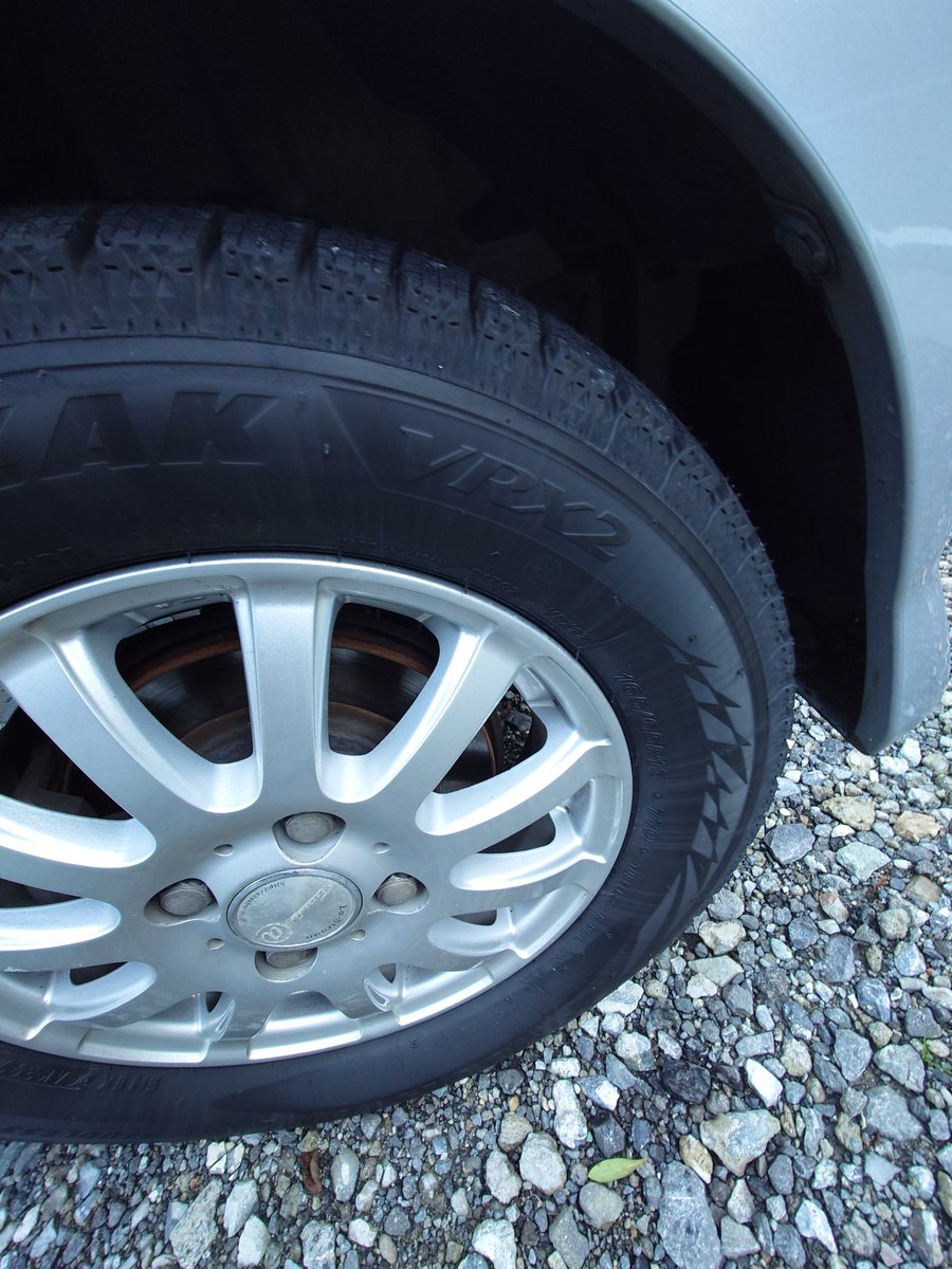 GazooFisco's tweet photo. 新しいスタッドレスはええね😁✨
#BRIDGESTONE
#VRX2
#アトレー
#車好きな人と繋がりたい https://t.co/43R2Qhv6BQ