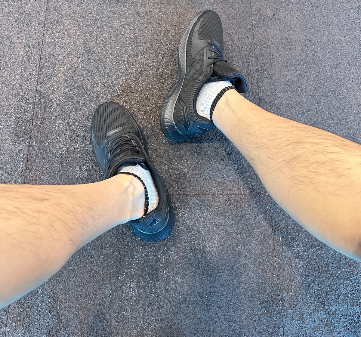 歡慶中華隊NO.1
運動中心免費1小時
平日去人不多，都穿長褲，大家不熱嗎？
只有我穿短褲🫢
穿短襪是不是都是老人😨

#日常 #adidas鞋 #腳 #腿 #短襪 
#交友 #安全約 #FWB