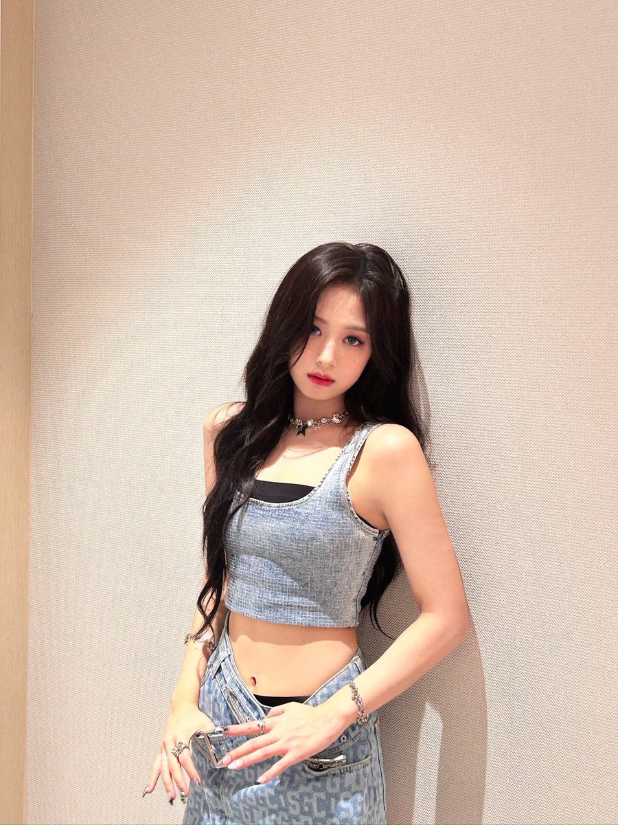 I am feeling good about my new denim attire today. The combination of low-rise jeans and a crop top exudes a relaxed, laid-back air. Before leaving, I took this quick photo because sometimes you just need to capture those moments when you are feeling confident in yourself.