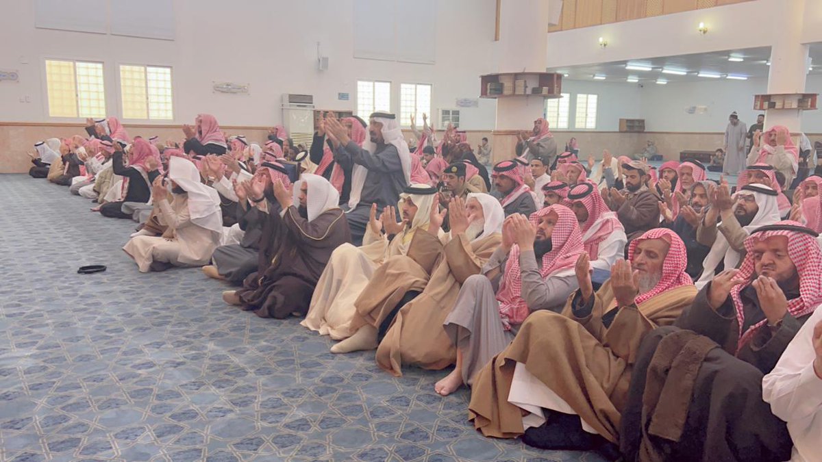 ahadrafidah2030's tweet photo. انفاذا للأمر الملكي الكريم وتأسياً بسنة رسولنا الكريم صلى الله عليه وسلم .
 تقدم محافظ #أحد_رفيدة أ.ناصر بن عشق بن شفلوت المصلين اليوم لصلاة الاستسقاء بجامع ابن صمان بالمحافظة . https://t.co/reb8O07pSM