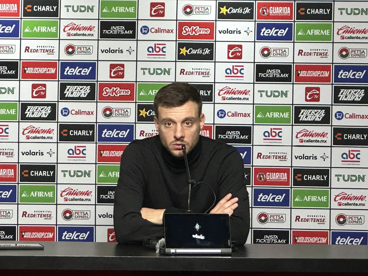 SOBREVALORADOS

Así los chemos y su equipillo pitero inflado por Televisa y todos los medios paleros jajaja, no ganan absolutamente nada y ya andaban festejando un empate contra tigres como si hubieran ganado la liga, son una infamia, un equipo inflado, sin fútbol, sin técnico y