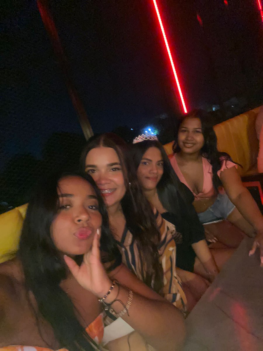 krysangie's tweet photo. Tengo tantos sentimientos encontrados. Hoy hace un año justo a esta hora recibía mi cumpleaños con lágrimas en mis ojos, con ataques de ansiedad. Después de un año y de haber soltado lo que tanto daño me hacía logré volver a brillar
Gracias amigas las amo.
Bienvenidos 30🎂💕😍 https://t.co/HSuHeOK6kE