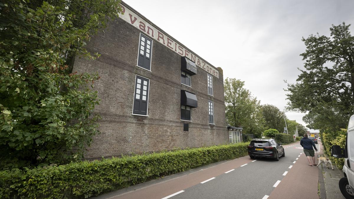 Bollenerfgoed's tweet photo. Goed nieuws voor de bollenschuur van P. van Reisen in Voorhout. Het rijksmonument, dat in 2019 voor de helft afbrandde, mag van @gem_teylingen verbouwd worden tot tien woningen. https://t.co/f32vf2ztdk https://t.co/Wgn1OQ5YIh