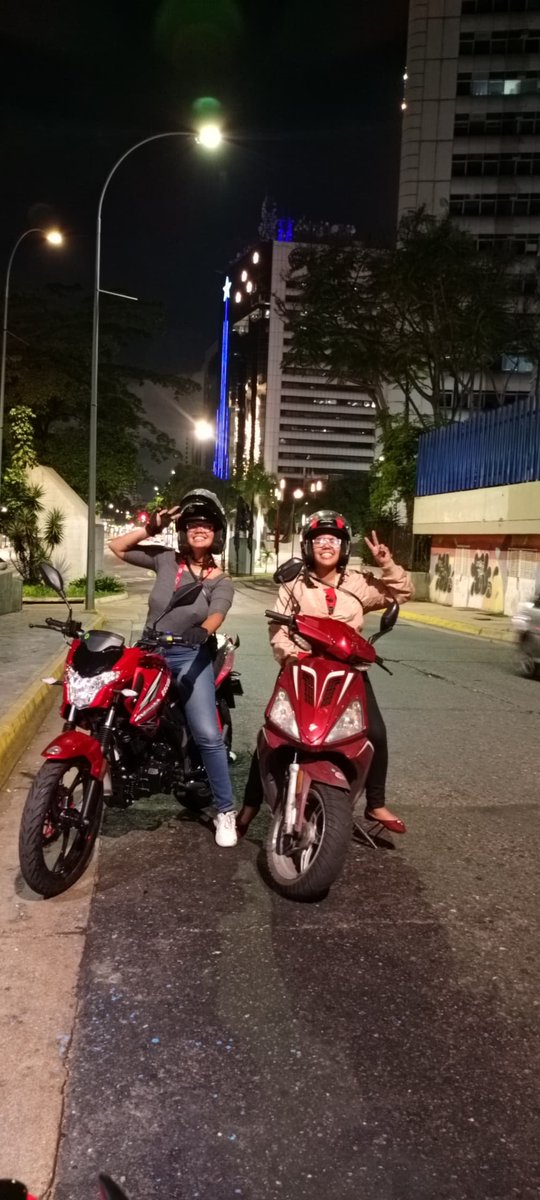 honeyblackyk's tweet photo. Me compré mi primera moto y estoy muriendo de felicidad 😭😭😭😭❤️❤️❤️ https://t.co/yNePpUIbu2