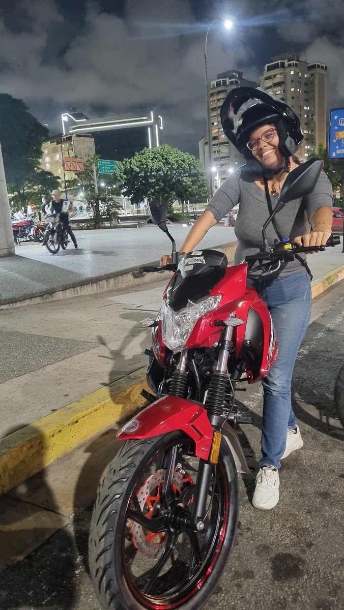 honeyblackyk's tweet photo. Me compré mi primera moto y estoy muriendo de felicidad 😭😭😭😭❤️❤️❤️ https://t.co/yNePpUIbu2