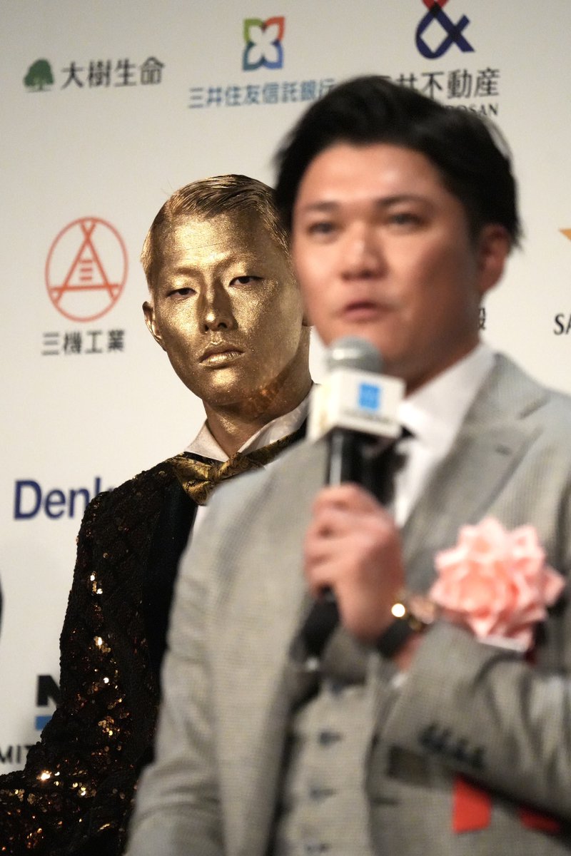 Fullcountc2's tweet photo. ゴールデン・グラブ賞の表彰式に登場した #楽天 #辰己涼介 外野手👀

「反射で金に見えてるだけで……。衣装と照明の関係で金に見えていると思うんですけど、いつも通りです」

Photo by Hiroshi Matsumoto

#rakuteneagles https://t.co/jxW8XLM0JT