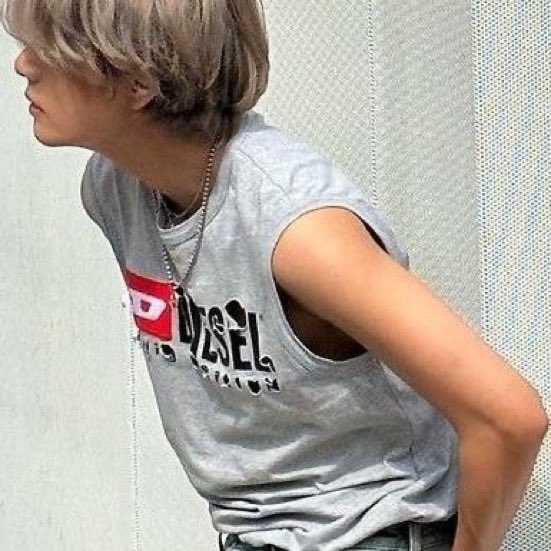 JUNG9795_'s tweet photo. sebuah perbedaan...... 

kim taehyung 2023           KIM TAEHYUNG 2024 https://t.co/sKNLqNtgPM