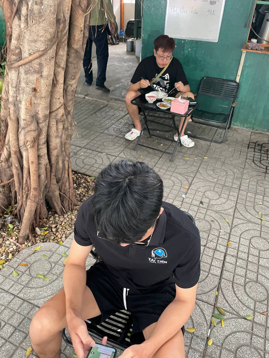 Kairo_T2's tweet photo. Đi ăn trưa cùng anh #BOMMAN https://t.co/bw97IMlniO
