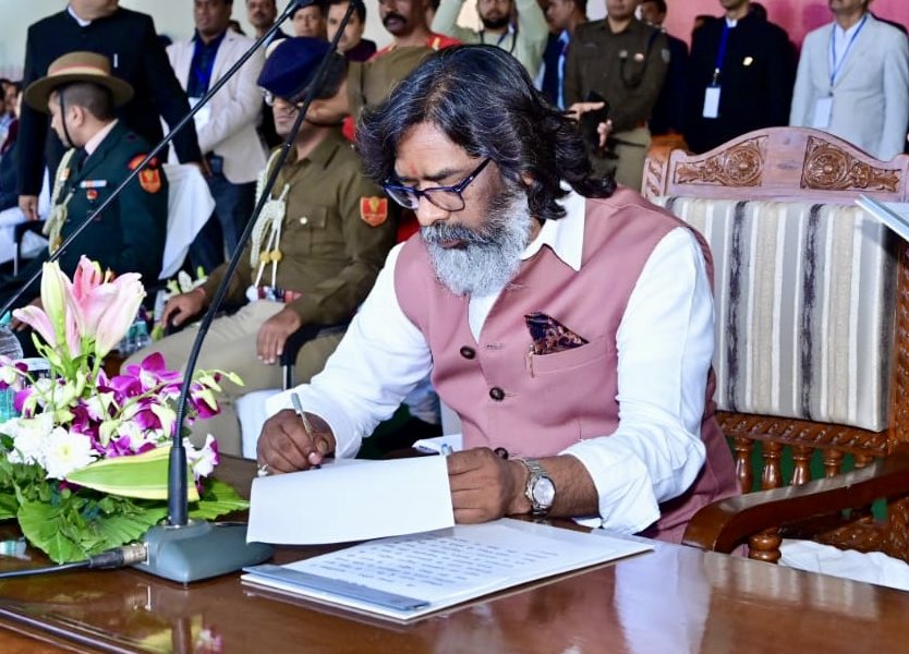 झारखण्ड के मुख्यमंत्री के रूप में श्री <a href="/HemantSorenJMM/">Hemant Soren</a>  ने शपथ ली।