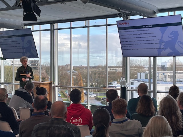 Jabik Bastiaans sluit het congres af met herstel in de topsportomgeving. Hij bespreekt de omslag in het roeien van 'magisch denken' naar de twaalf regels voor én monitoring van de training. Zijn les rond verzamelde data: Laat zien wat nuttig is en laat weg wat afleidt.
