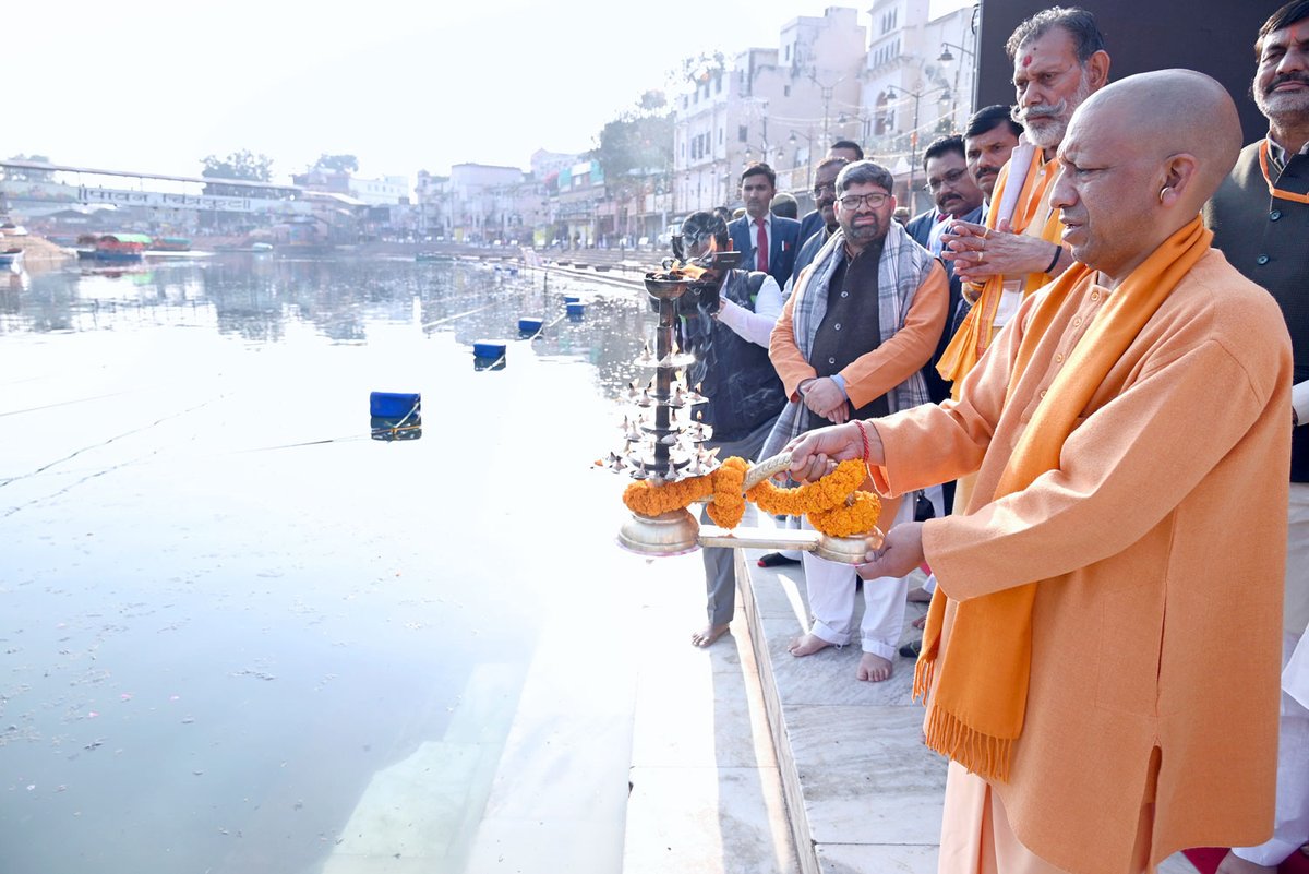 myogiadityanath's tweet photo. पतित पावनी माँ मंदाकिनी गंगा के तट पर स्थित रामघाट आरती स्थल पर आज आयोजित कार्यक्रम में सम्मिलित हुआ।

इस अवसर पर विधि-विधान से माँ मंदाकिनी गंगा की पूजा-अर्चना की।

प्रभु श्री राम ने वनवास काल के दौरान सर्वाधिक समय चित्रकूट में ही व्यतीत किया था। 

हमारा सौभाग्य है कि पूज्य संतों के सान्निध्य में इस पवित्र धाम के विकास हेतु कार्य करने का अवसर डबल इंजन की सरकार को प्राप्त हुआ है।