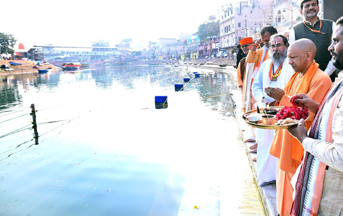 myogiadityanath's tweet photo. पतित पावनी माँ मंदाकिनी गंगा के तट पर स्थित रामघाट आरती स्थल पर आज आयोजित कार्यक्रम में सम्मिलित हुआ।

इस अवसर पर विधि-विधान से माँ मंदाकिनी गंगा की पूजा-अर्चना की।

प्रभु श्री राम ने वनवास काल के दौरान सर्वाधिक समय चित्रकूट में ही व्यतीत किया था। 

हमारा सौभाग्य है कि पूज्य संतों के सान्निध्य में इस पवित्र धाम के विकास हेतु कार्य करने का अवसर डबल इंजन की सरकार को प्राप्त हुआ है।