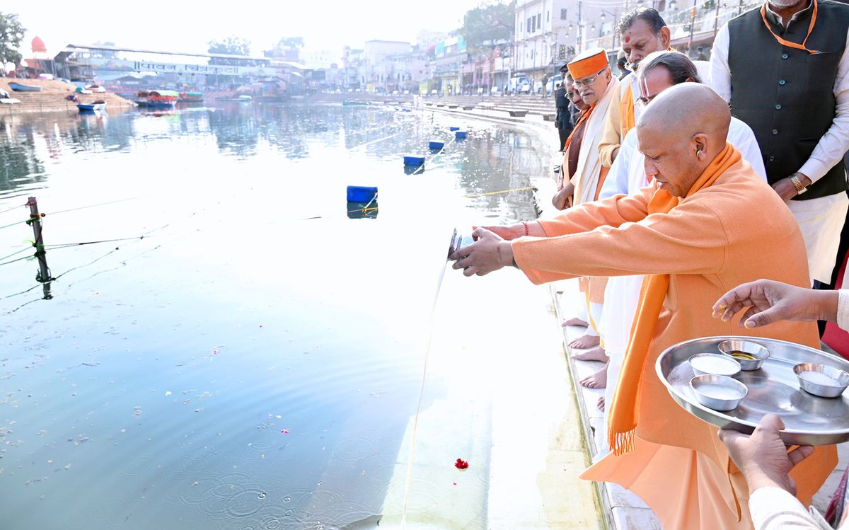 myogiadityanath's tweet photo. पतित पावनी माँ मंदाकिनी गंगा के तट पर स्थित रामघाट आरती स्थल पर आज आयोजित कार्यक्रम में सम्मिलित हुआ।

इस अवसर पर विधि-विधान से माँ मंदाकिनी गंगा की पूजा-अर्चना की।

प्रभु श्री राम ने वनवास काल के दौरान सर्वाधिक समय चित्रकूट में ही व्यतीत किया था। 

हमारा सौभाग्य है कि पूज्य संतों के सान्निध्य में इस पवित्र धाम के विकास हेतु कार्य करने का अवसर डबल इंजन की सरकार को प्राप्त हुआ है।