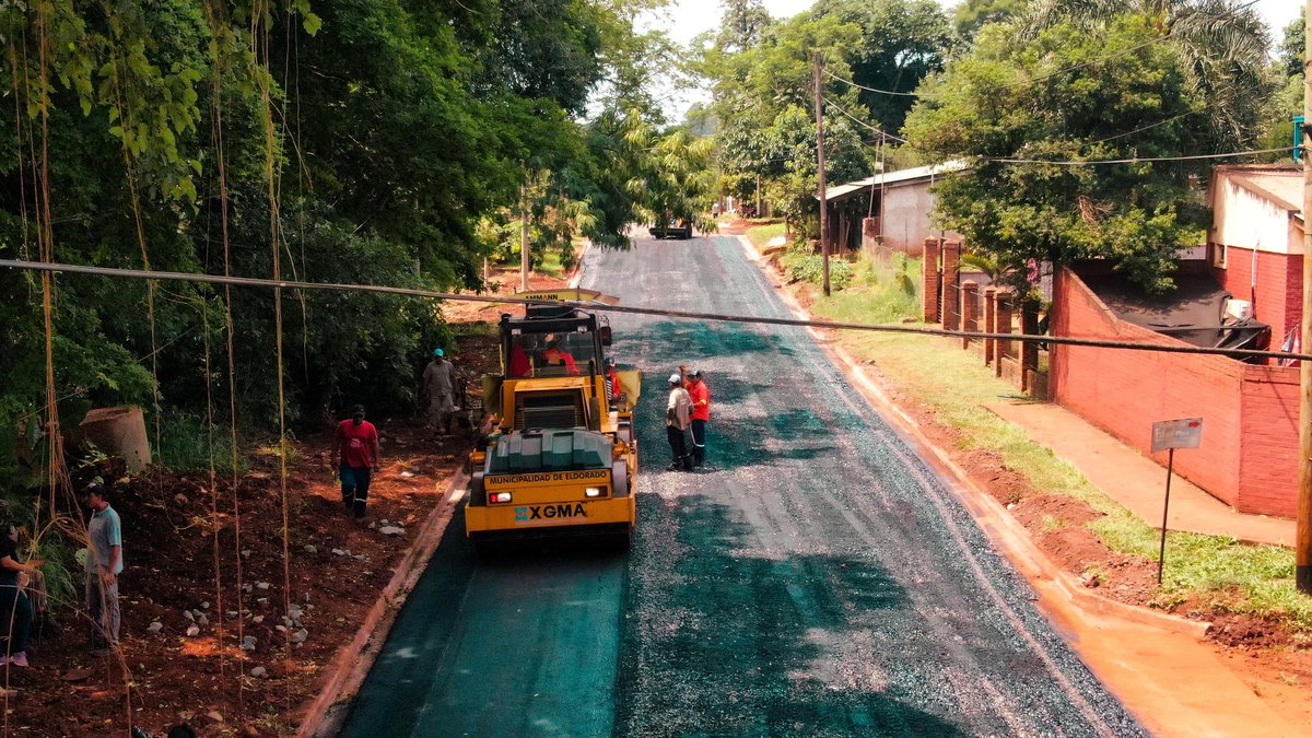 Obras Públicas sigue avanzando con el pavimento en las calles. 
Esta vez Barrio Polonia y así sigue el trabajo apostando al desarrollo de la ciudad de Eldorado