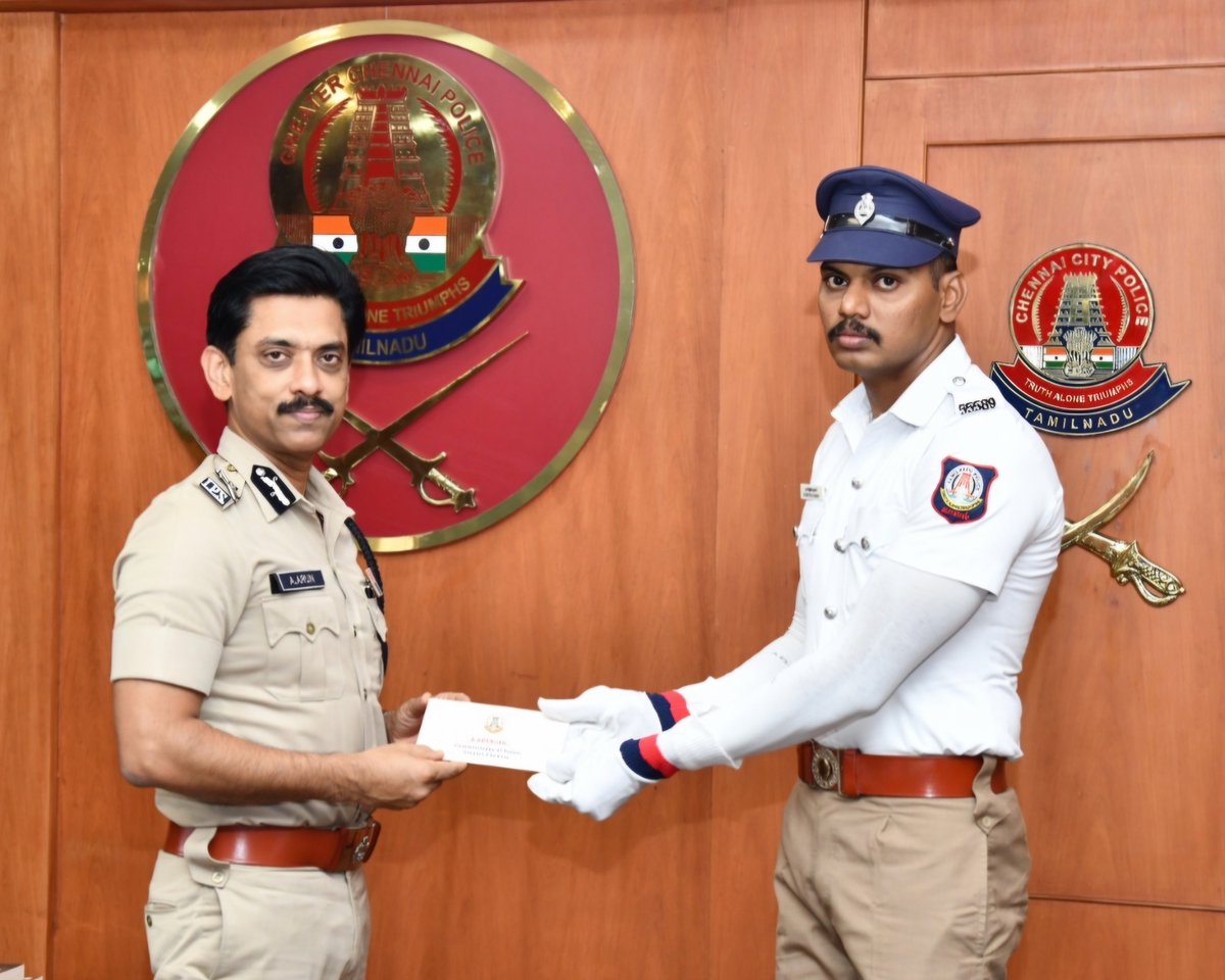 ChennaiTraffic's tweet photo. CoP, GCP appreciated Traffic Police Senthil Kumar, who has been effectively managing traffic using hand signals with baton light in style and attracted the attention of the public. 🚦👏

 #ChennaiPolice #TrafficManagement #PublicSafety #ExcellenceInService #TrafficControl https://t.co/Bhuz2dDwHr