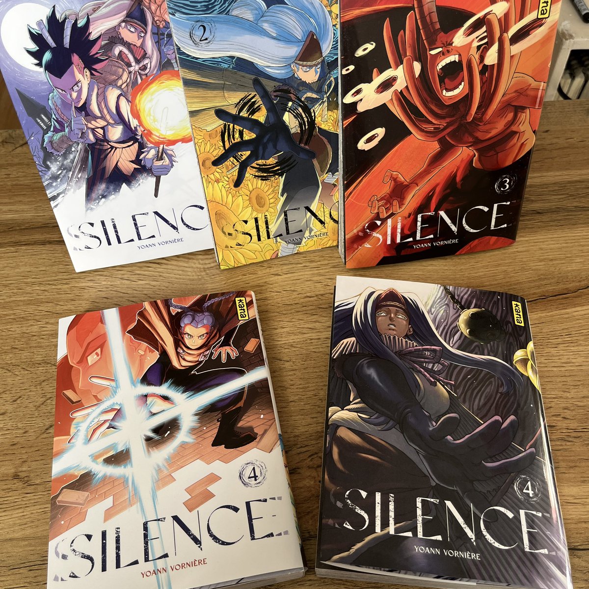 YOoneV's tweet image. - Silence -
Le tome 4 en librairie le 13 décembre.