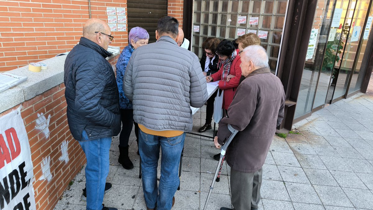 La plataforma "Villaverde por la Sanidad " , un jueves más recogiendo reclamaciones en el C.S. de los Ángeles , de las vecinas y vecinos del barrio para 
acabar con las largas listas de espera , la  falta de médicas,  médicos y pediatras .
#SanidadPública
