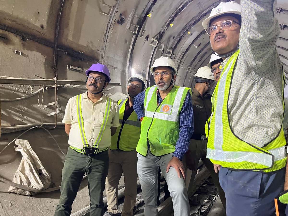 RailAnalysis's tweet photo. #KolkataMetro #GreenLine: GM inspects #tunnel works on Sealdah-Esplanade section
Read more...https://t.co/QXg5MuXhL9
#KMRCL #Metro #Inspection #Survey #Bridges #Infrastructure #MetroRailwayKolkata #Planning #Design #Stations #TrackWorks #Project https://t.co/XUbb61OMo6