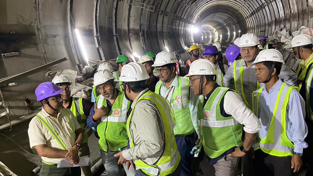 RailAnalysis's tweet photo. #KolkataMetro #GreenLine: GM inspects #tunnel works on Sealdah-Esplanade section
Read more...https://t.co/QXg5MuXhL9
#KMRCL #Metro #Inspection #Survey #Bridges #Infrastructure #MetroRailwayKolkata #Planning #Design #Stations #TrackWorks #Project https://t.co/XUbb61OMo6