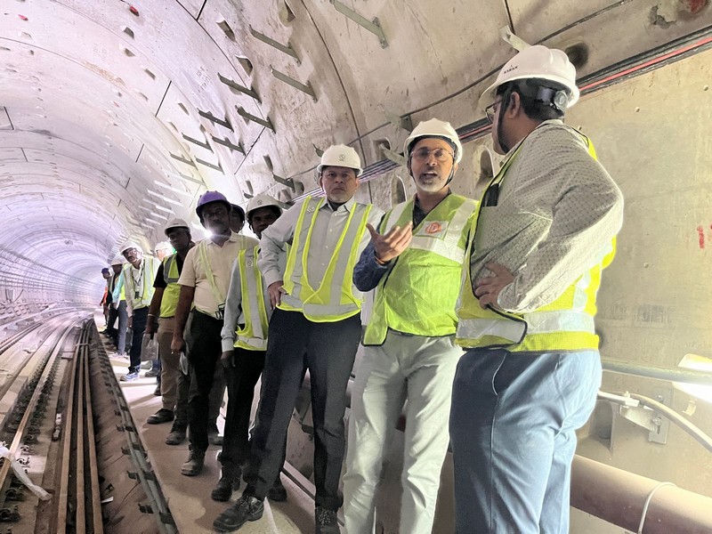 RailAnalysis's tweet photo. #KolkataMetro #GreenLine: GM inspects #tunnel works on Sealdah-Esplanade section
Read more...https://t.co/QXg5MuXhL9
#KMRCL #Metro #Inspection #Survey #Bridges #Infrastructure #MetroRailwayKolkata #Planning #Design #Stations #TrackWorks #Project https://t.co/XUbb61OMo6