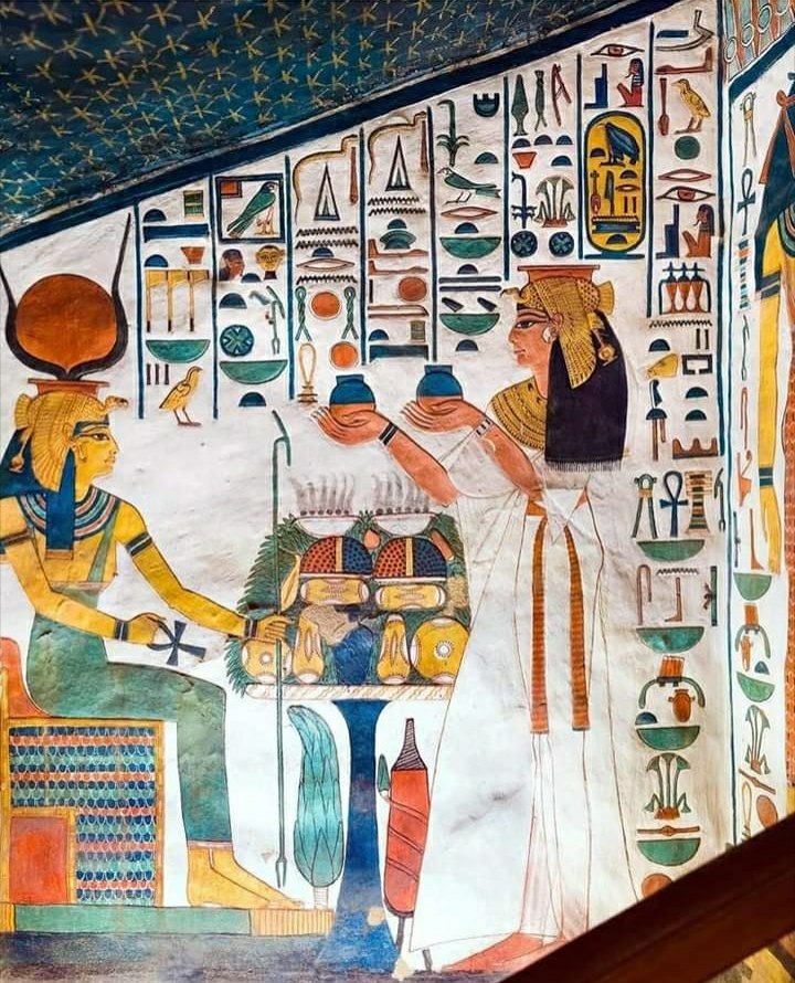 ✍️من داخل مقبرة نفرتيتي ..

🍒رسمت قبل ٣٥٠٠ سنة