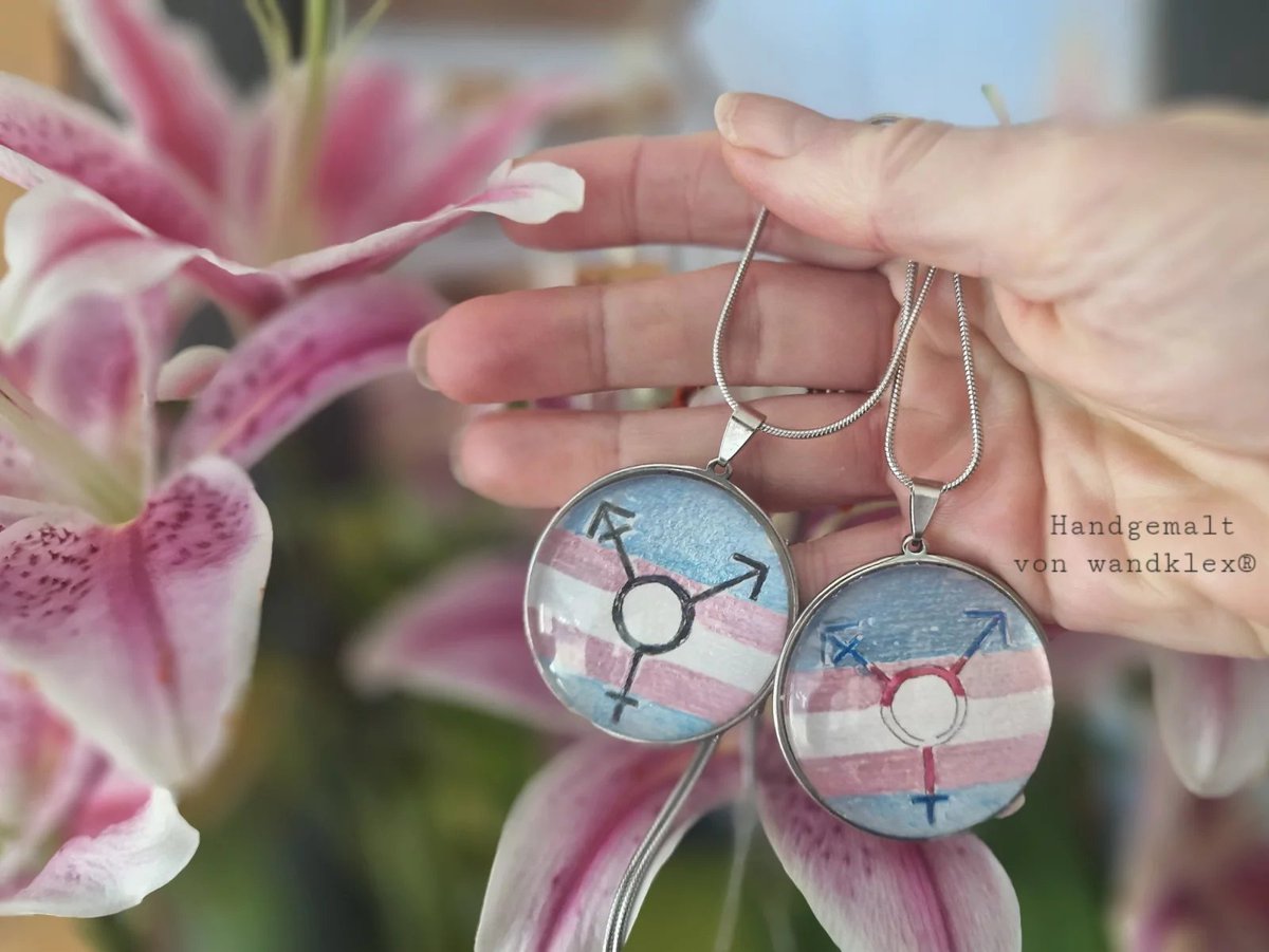 Manchmal scheint es nur ein neues Leben zu sein, dabei ist es nur das Leben, das es immer schon hätte sein sollen. 🏳️‍⚧️⚧️
Handgemalter #wandklexschmuck. Zu finden auf wandklex.art/product/trans-….  (Kann auch als Pillendose gearbeitet werden.)