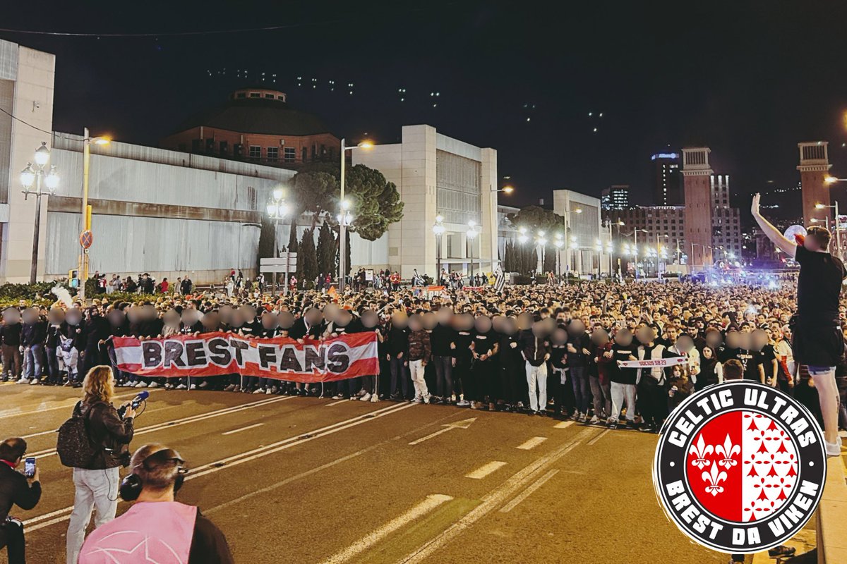 CelticUltras's tweet image. [26/11/2024 - LDC - J5 - BARCELONE - BREST]

Près de 3000 Brestois à Barcelone pour assister à une rencontre historique pour notre club. Nous chanterons à l’anglaise pendant tout le match, malgré l’interdiction des tambours et mégaphones dans le parcage. 

Celtic Ultras 2001.