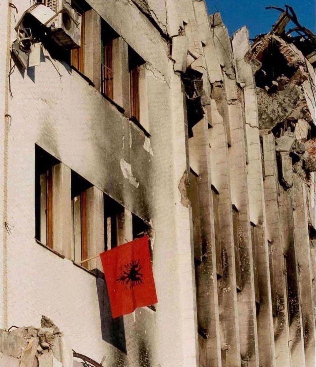 Prishtinë, nëntor 1999 🇦🇱

📸 Kenneth Andresen

#imageofkosovo