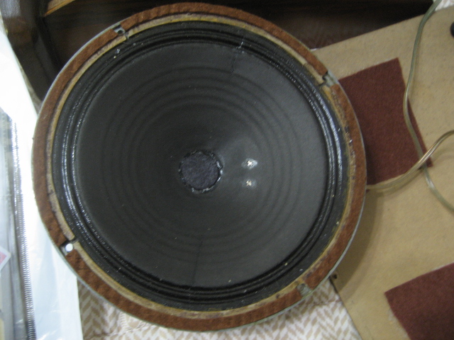 mojii1141341's tweet photo. ステレオシステム第10弾
英国 #RichardAllan
Extension Speaker Type C875 #Radiogram
1950年代初期
8inch #フルレンジ #アルニコ #ベークライト蝶ダンパー
#Wharfedale 社 OEM インピーダンス 4Ω
横幅40.5cm、高さ32.5cm、奥行き11.5cm
High-FidelityよりGood Reproductionの音質 https://t.co/zV5WY6uRMT