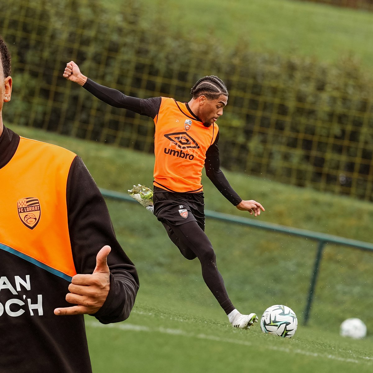 FCLorient's tweet photo. 𝙏𝙍𝘼𝙄𝙉𝙄𝙉𝙂 ⚽️😆

🔜 #USMFCL