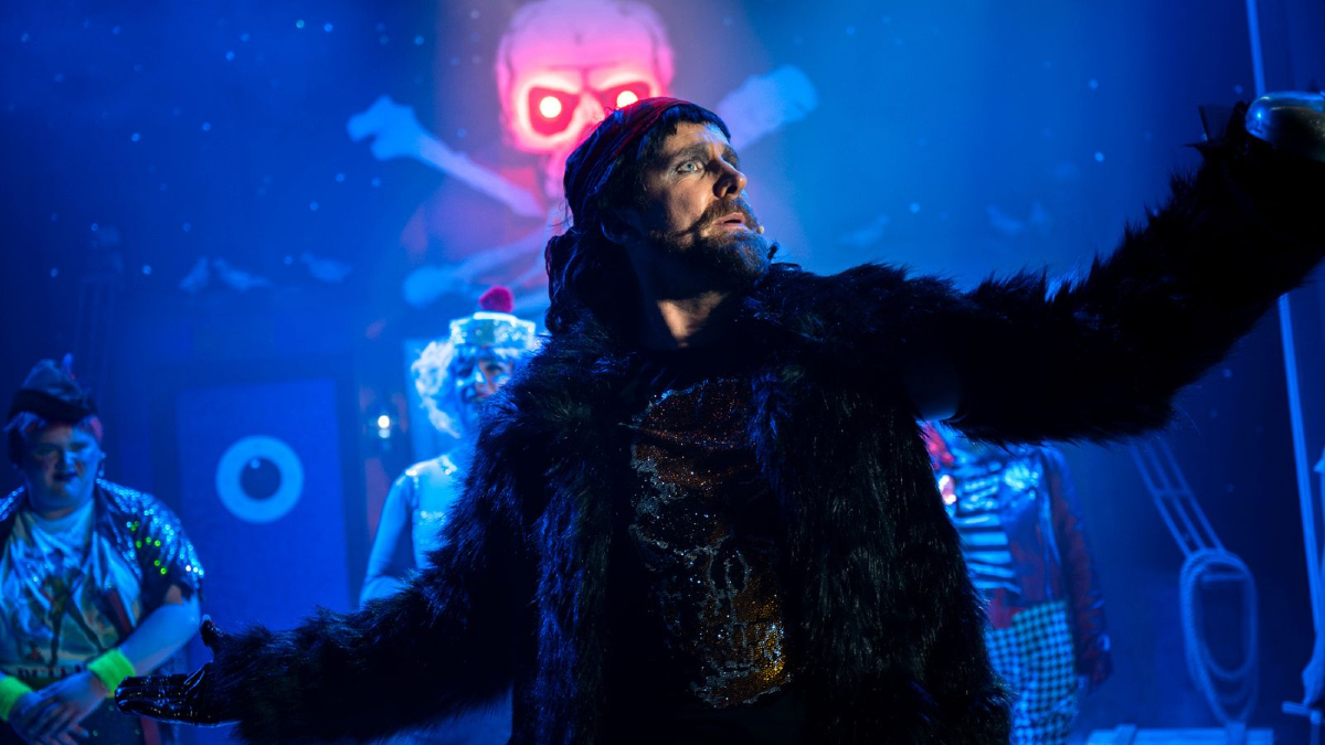 Ahoy mateys! 🏴‍☠️

Here is your first look into the radgey and rambunctious world of Peter Panto &amp; The Incredible Stinkerbell!

Tickets are extremely limited with many performances sold out, so grab the last ones while you can!

BOOK ONLINE: tron.co.uk/shows/peter-pa…

📷 <a href="/TGKW/">Tommy Ga-Ken Wan 溫嘉勤</a>