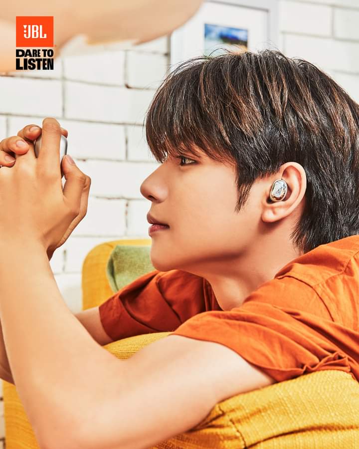 KAtrendsandup's tweet image. What song do you think Kim is listening to? 🎶

Enjoy your music with up to 40 hours of total playback and wireless charging with the JBL Live Buds 3. 🔊

@HORI7ONofficial 
#JBLPH #DareToListen
#HORI7ONforJBLPH #JBLPH_HORI7ON
#JBLLiveBuds3
#HORI7ON_KIM