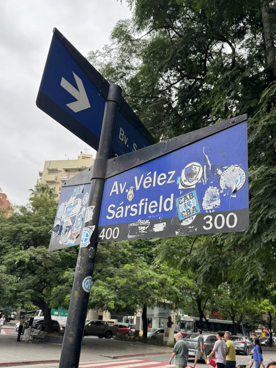 Ayer a la tarde dimos un paseo x Córdoba (a la noche dimos otro)sacamos esta la foto xq Uhh justo Av Vélez Sarsfield y cuando leímos fue y si ganamos 4-3??Morimos infartadas. En el 3-3 supimos lo que se venía, gracias VÉLEZ DE MI VIDA <a href="/sabadovelezok/">Sábado Vélez</a> <a href="/Velez/">Vélez Sarsfield</a> #velez #CopaArgentina