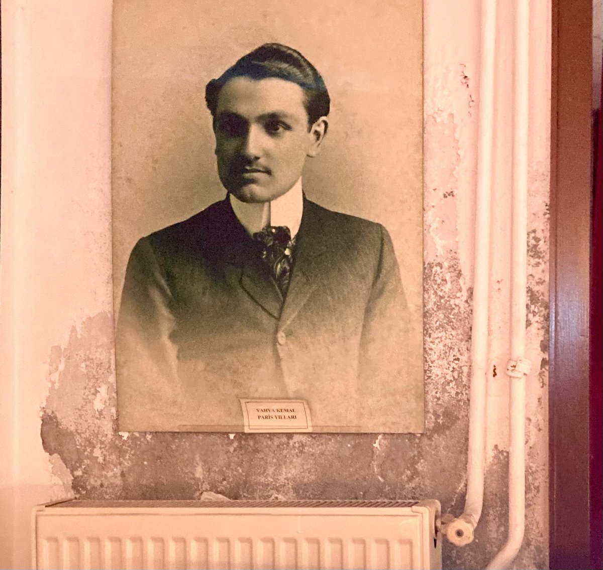 Dün uzun bir aradan sonra Yahya Kemal Müzesi’ne gittim ve çok güzel hatırladığım müzenin haline inanamadım. Rutubet her yeri sarmış, içerisi küf kokuyor ve müellifin asla geri gelmeyecek hususi eşyaları toz, pislik, nem içinde kalmış. Ne diyeceğimi bilemedim. Buraya ne oldu diye