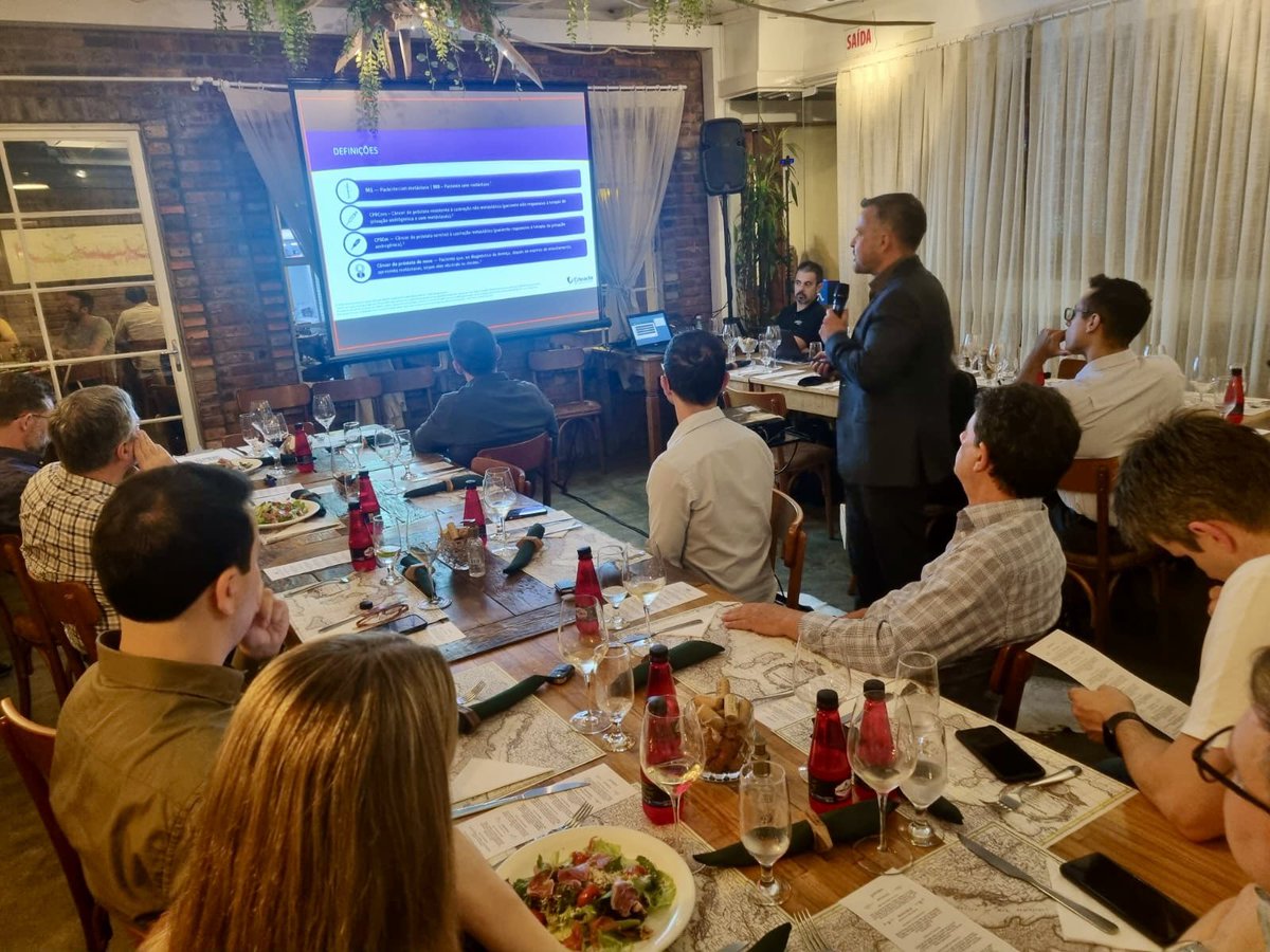 Lecturing and discussing clinical cases of prostate cancer with urologists, oncologists and radiotherapists from Chapecó, a city in western Santa Catarina. Thanks to Janssen for the invitation.