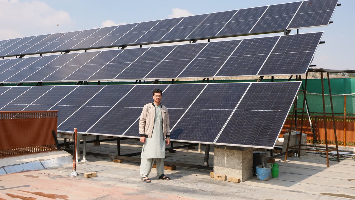 CLOVEKVTISNI's tweet photo. V #Afghanistan máme ekologicky udržitelné kanceláře. Snižujeme naši uhlíkovou stopu a tím bojujeme se změnami klimatu. 💚

„Afghánistán je vzhledem ke své rozmanité geografii, socioekonomickým problémům a závislosti na zemědělství obzvláště zranitelný vůči dopadům změny klimatu,“ říká Mohammad Aziz, manažer logistiky v Afghánistánu. Náš tým začal přecházet na obnovitelné zdroje energie v roce 2023. 

♻ ☀ Solární panely generují přibližně 32 KWh a měsíčně ušetří přibližně 46 000 korun! Instalací solárních panelů v naší kanceláři v Afghánistánu naši kolegové nejen snižují náklady, ale pracují na ekologičtější a udržitelnější budoucnosti.
https://t.co/Ei518wSoWo