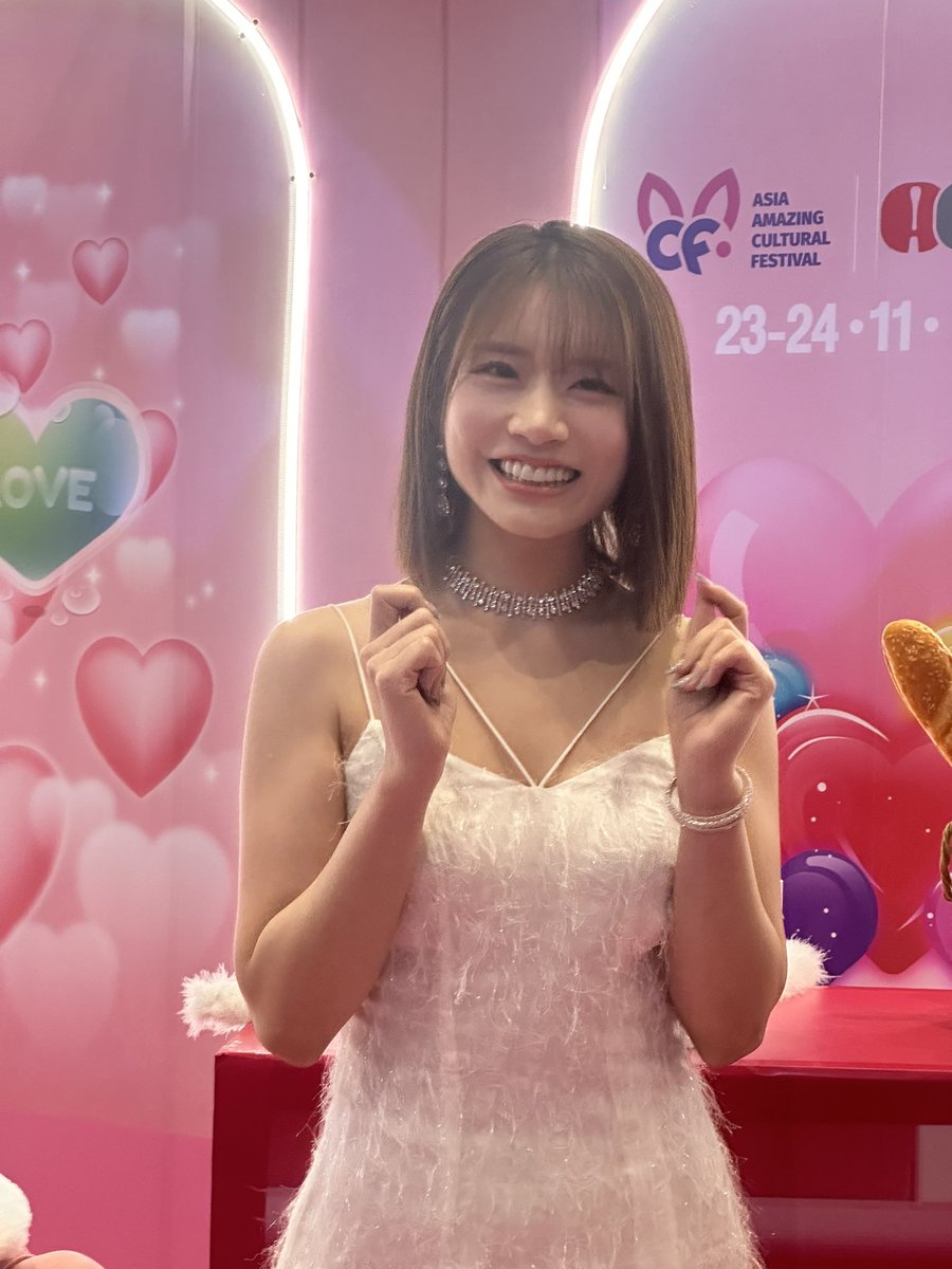 河北彩伽さん❗️この日1番の大歓声でした。こんなに近くで撮影できるのはめちゃ貴重なのでこっちまで緊張しました。お疲れだったのかファンからのタイで何食べた？の質問に、消えゆく声で「...ﾊﾟｯﾀｲ......」と呟いたのがめっちゃ面白かったですw 受け答えまで儚くてガチ鬱...。ALTも書いたよ😸 https://t.co/izIdZq7uZj