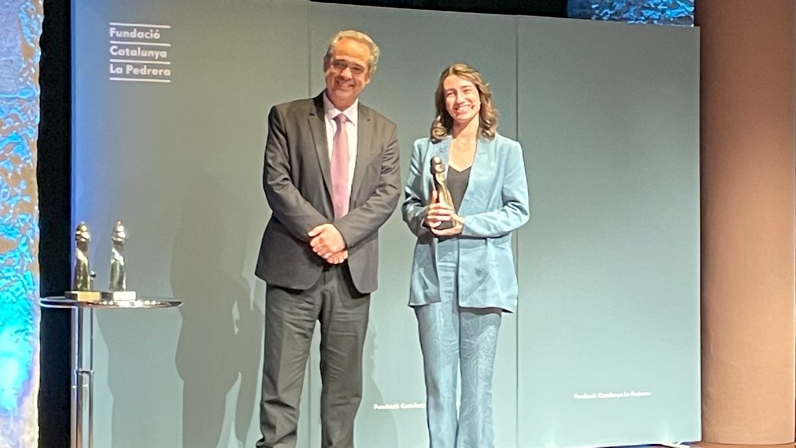 FCLP_Fundacio's tweet photo. 🎉 Ahir a La Pedrera es va lliurar el Premi Vanguardia de la Ciència organitzat per @FCLP_fundacio i @LaVanguardia!
🏆 1r premi: Marta Alonso @Alonso_Lab i Iker Ausejo-Mauleón @IkerAusejo (@ClinicaNavarra- @CIMA_unav), pel tractament del glioma pediàtric més letal.
 🥈 2n premi: Ana Paredes @anaparedes_93 i Mercedes Ricote @MRicoteLab (@CNIC_CARDIO), per la influència de la llet materna en el cor dels nadons.
 🥉 3r premi: Mar Carretero @marcarreterocas (@ICC_UB), pel descobriment d'estrelles fugitives.
💬 Germán Ramón-Cortés (@fclp_fundacio), @enricsierra (@LaVanguardia) i @PellejaLaia (@iCERCA) van destacar la importància de promoure la ciència, la igualtat de gènere i la connexió amb la societat.
🔗 Més informació: https://t.co/H74dzrDSc8