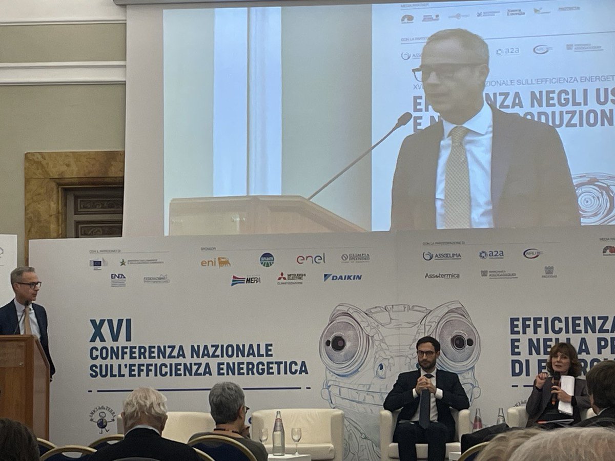 amicidellaterra's tweet photo. Il #teleriscaldamento può offrire diverse soluzioni innovative per la #decarbonizzazione e l' #efficienza complessiva del sistema #AlessandroCecchi #Airu https://t.co/RM953GJG5N