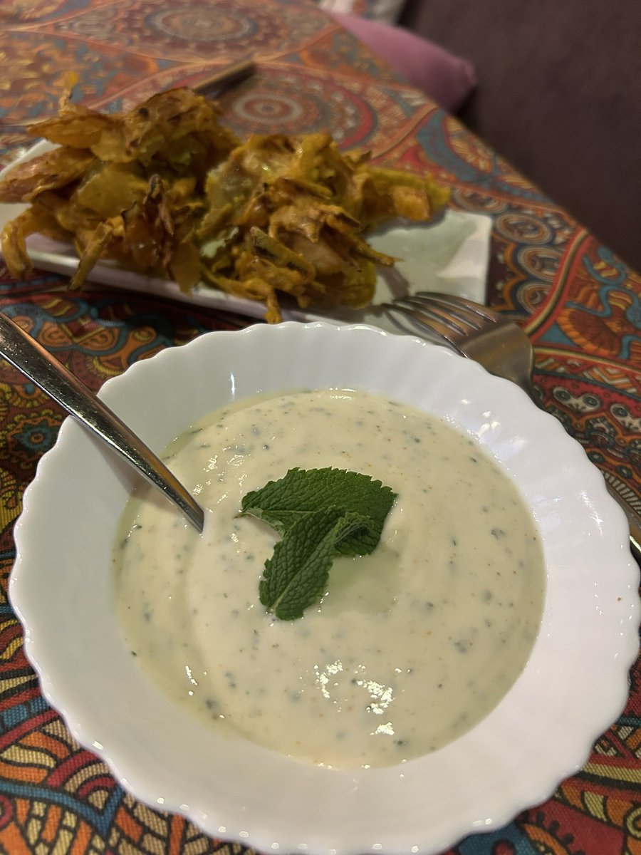 tariqbadalona's tweet photo. 🍃🥄 Chutney de yogur y menta: el dip que refresca hasta el día más caluroso. ¡Bébetelo entero si quieres! 🥳 #badalona #MintMagic https://t.co/gjSlMO8DBx